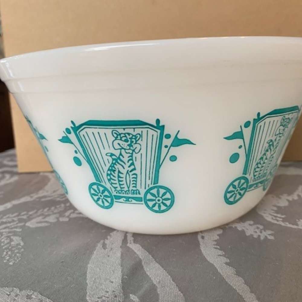 Federal Glass Circus Mixing Bowl (Tiger)